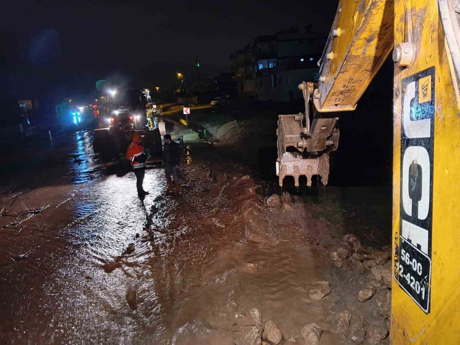 siirt valiligi kurtalanda sel ve taskinlara 21 arac ve 59 personel ile mudahale edildi Okpyv6vz