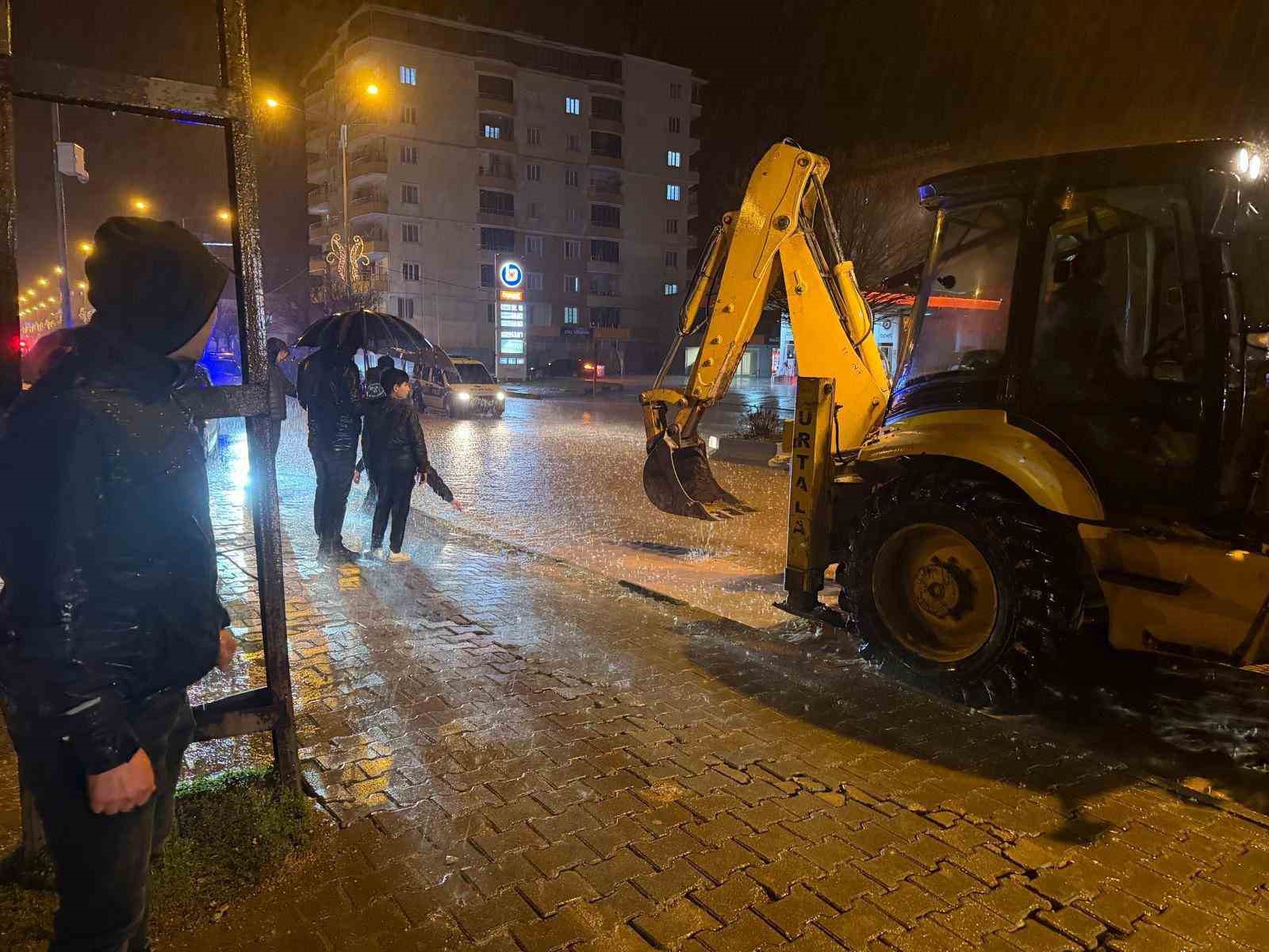 siirt valiligi kurtalanda sel ve taskinlara 21 arac ve 59 personel ile mudahale edildi Sla1711g