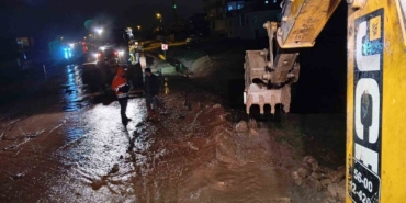 siirt-valiligi-kurtalanda-sel-ve-taskinlara-21-arac-ve-59-personel-ile-mudahale-edildi-UJ1eXmt1.jpg