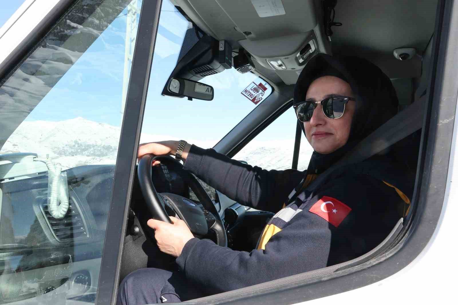 siirtin tek kadin ambulans soforu zorlu cografyada hayat kurtariyor 1 AezM8sj9