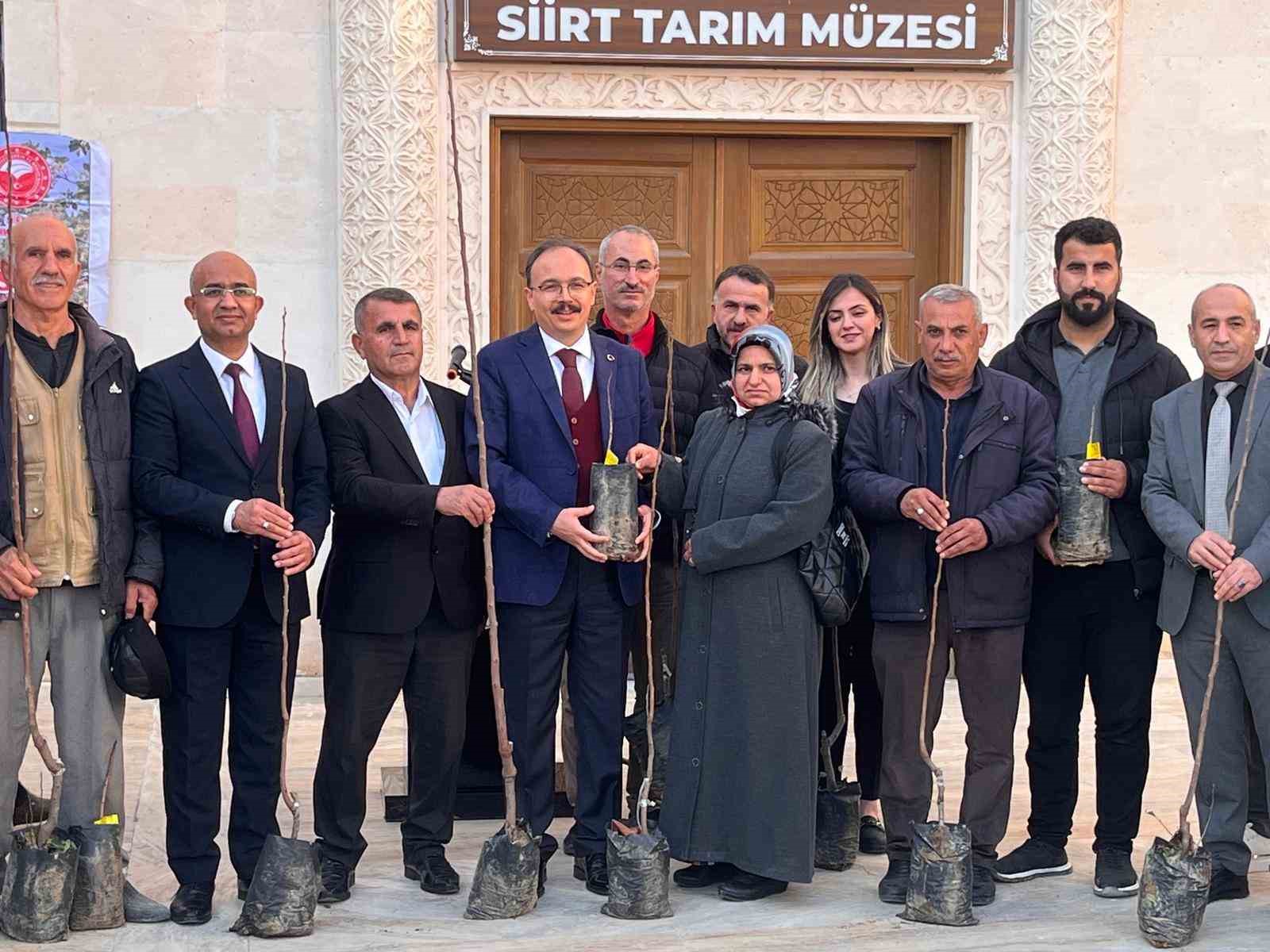 Siirtli çiftçilere 25 bin fıstık ve 4 bin 300 adet Trabzon Hurması fidanı dağıtıldı 9 siirtli ciftcilere 25 bin fistik ve 4 bin 300 adet trabzon hurmasi fidani dagitildi B2zOwnKB