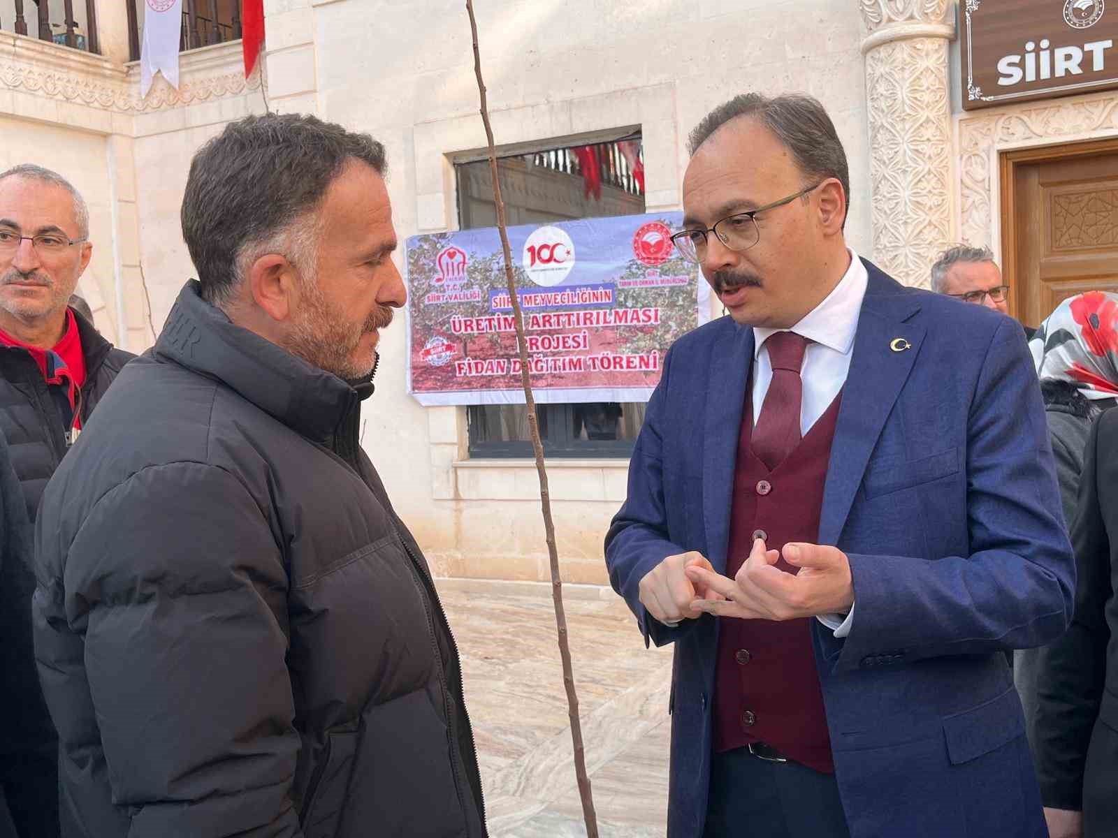 Siirtli çiftçilere 25 bin fıstık ve 4 bin 300 adet Trabzon Hurması fidanı dağıtıldı 7 siirtli ciftcilere 25 bin fistik ve 4 bin 300 adet trabzon hurmasi fidani dagitildi ROcqBUQV