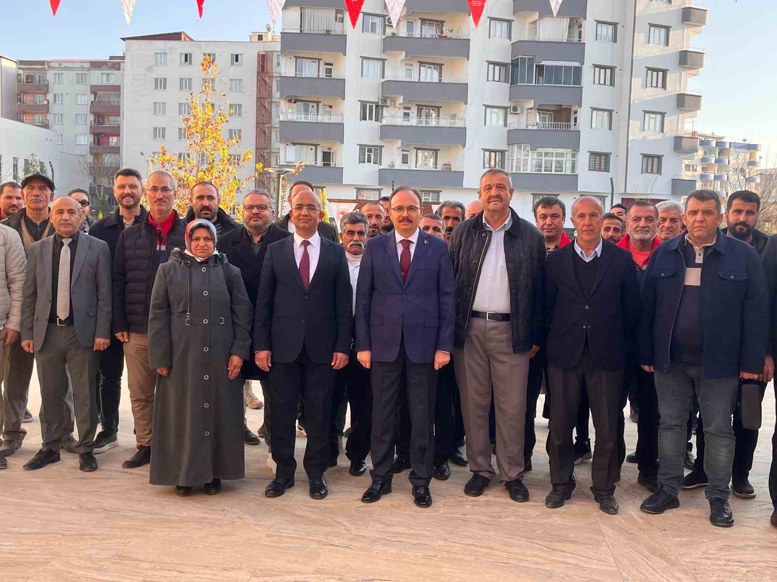 Siirtli çiftçilere 25 bin fıstık ve 4 bin 300 adet Trabzon Hurması fidanı dağıtıldı 6 siirtli ciftcilere 25 bin fistik ve 4 bin 300 adet trabzon hurmasi fidani dagitildi yj1IiJvV