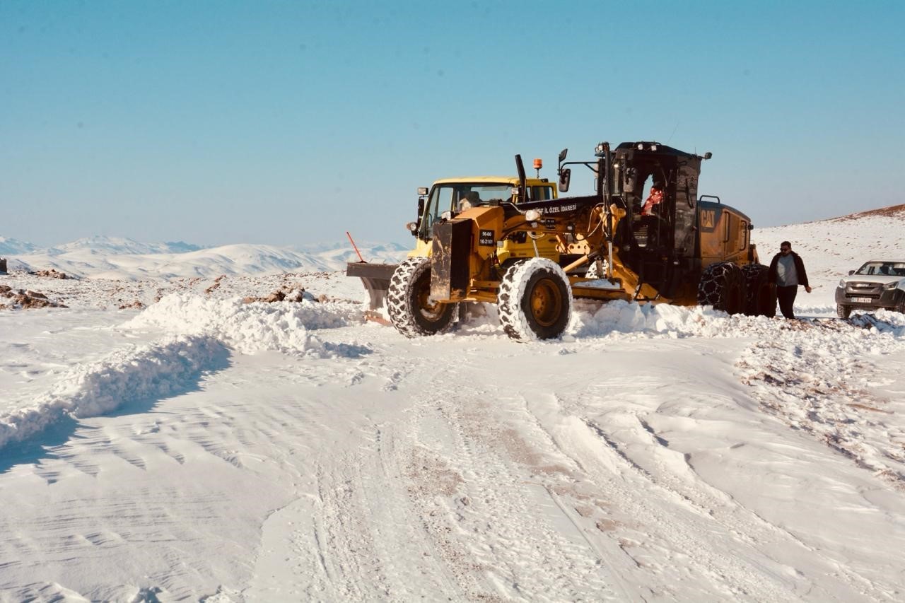 siirtte 10 koyun ulasimini saglayan yol kardan kapandi 4 DYbFyPvP