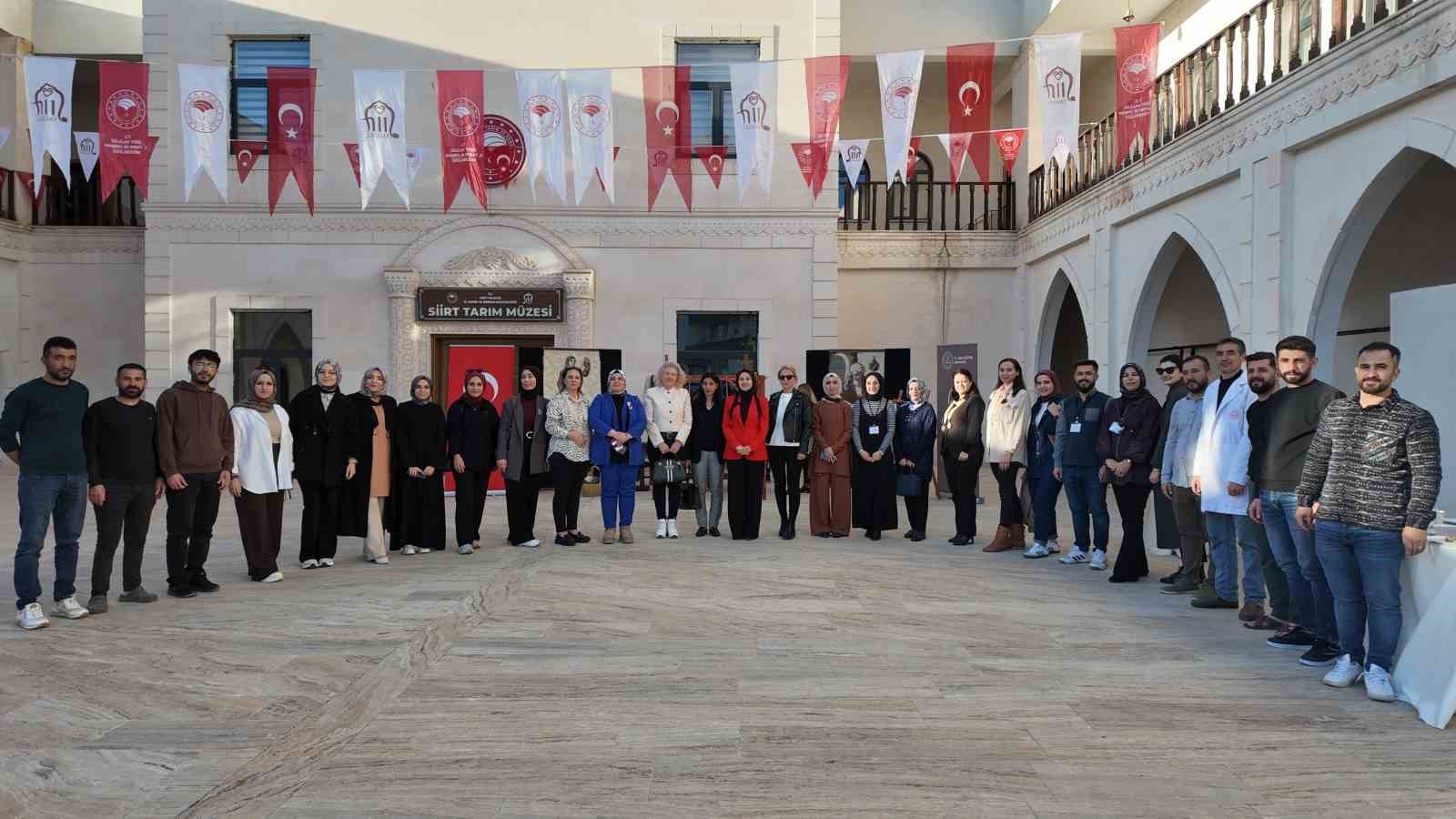 siirtte 24 ogretmen ataturk portresine 24 ilmek atti 1 EHl5NVnW