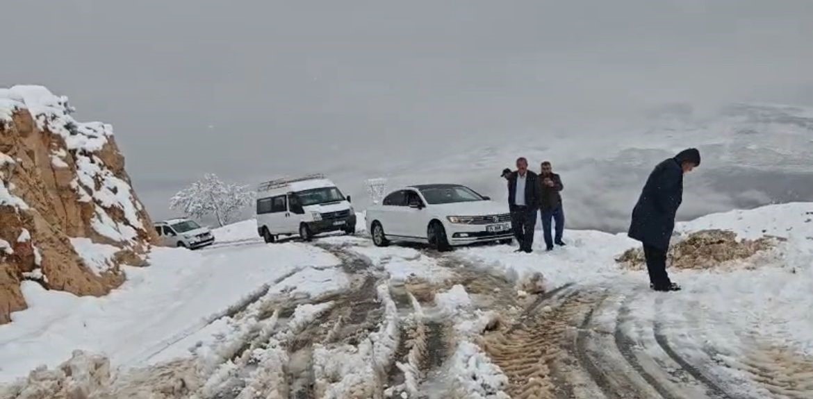 siirtte 45 yolu ulasima kapandi yolda kalan bazi araclar kurtarildi 0 VXLVNAwU