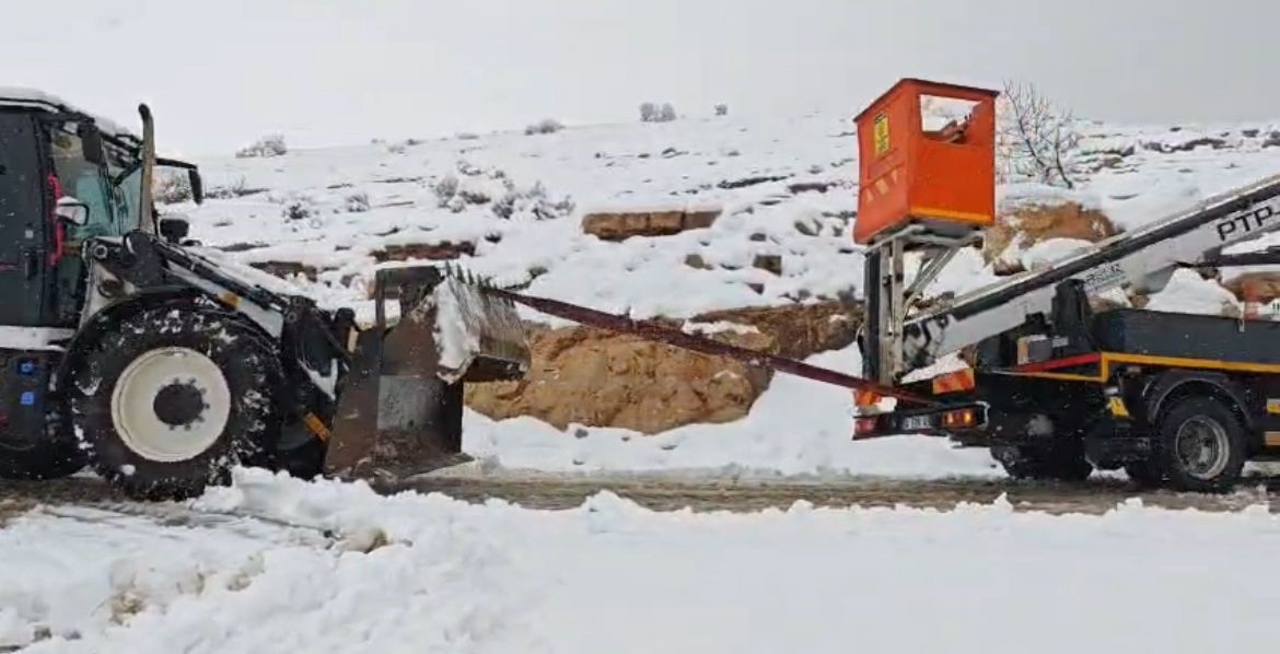 siirtte 45 yolu ulasima kapandi yolda kalan bazi araclar kurtarildi 2 JLhvmgmp