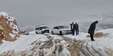 siirtte-45-yolu-ulasima-kapandi-yolda-kalan-bazi-araclar-kurtarildi-57mfXMEB.jpg