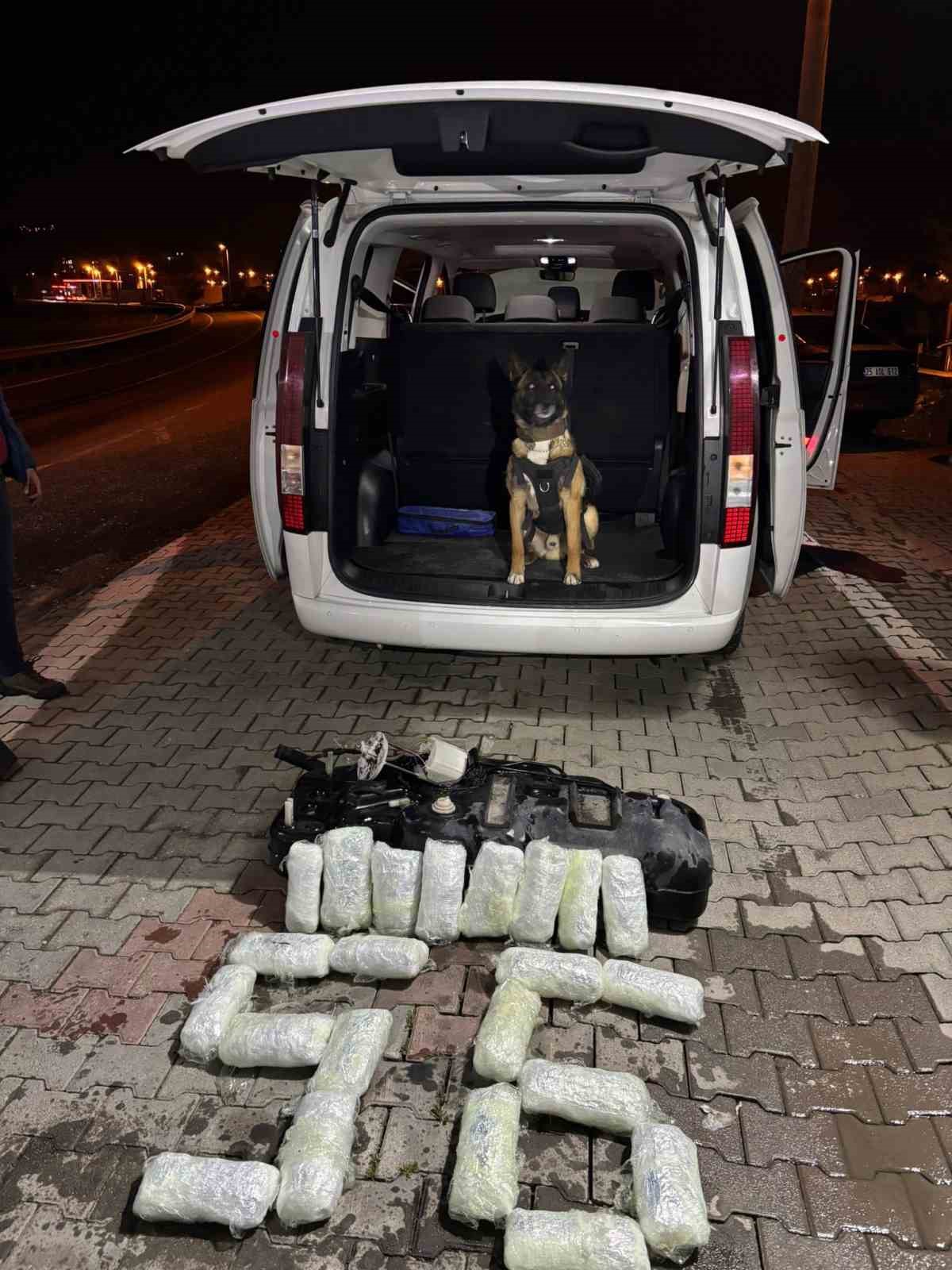 Siirt’te 9 kilo 700 gram esrar ele geçirildi 5 siirtte 9 kilo 700 gram esrar ele gecirildi 1 UsJpVHLy