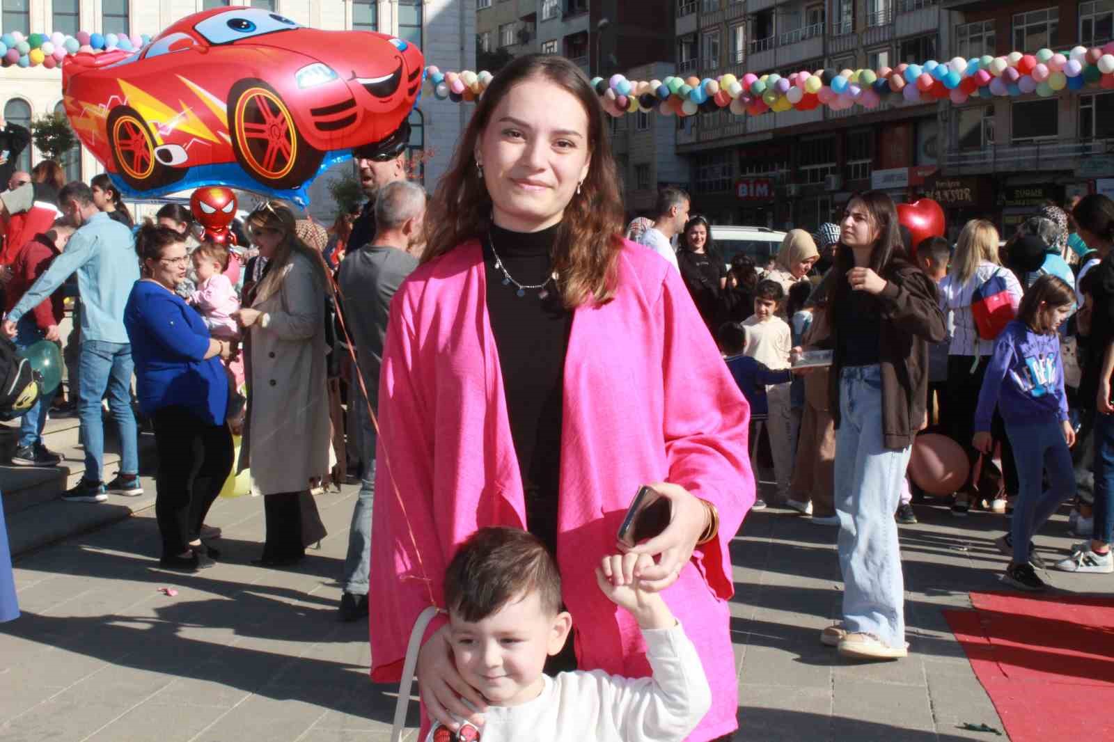 Siirt’te Aile Festivali’nde yüzlerce çocuk doyasıya eğlendi 5 siirtte aile festivalinde yuzlerce cocuk doyasiya eglendi 1