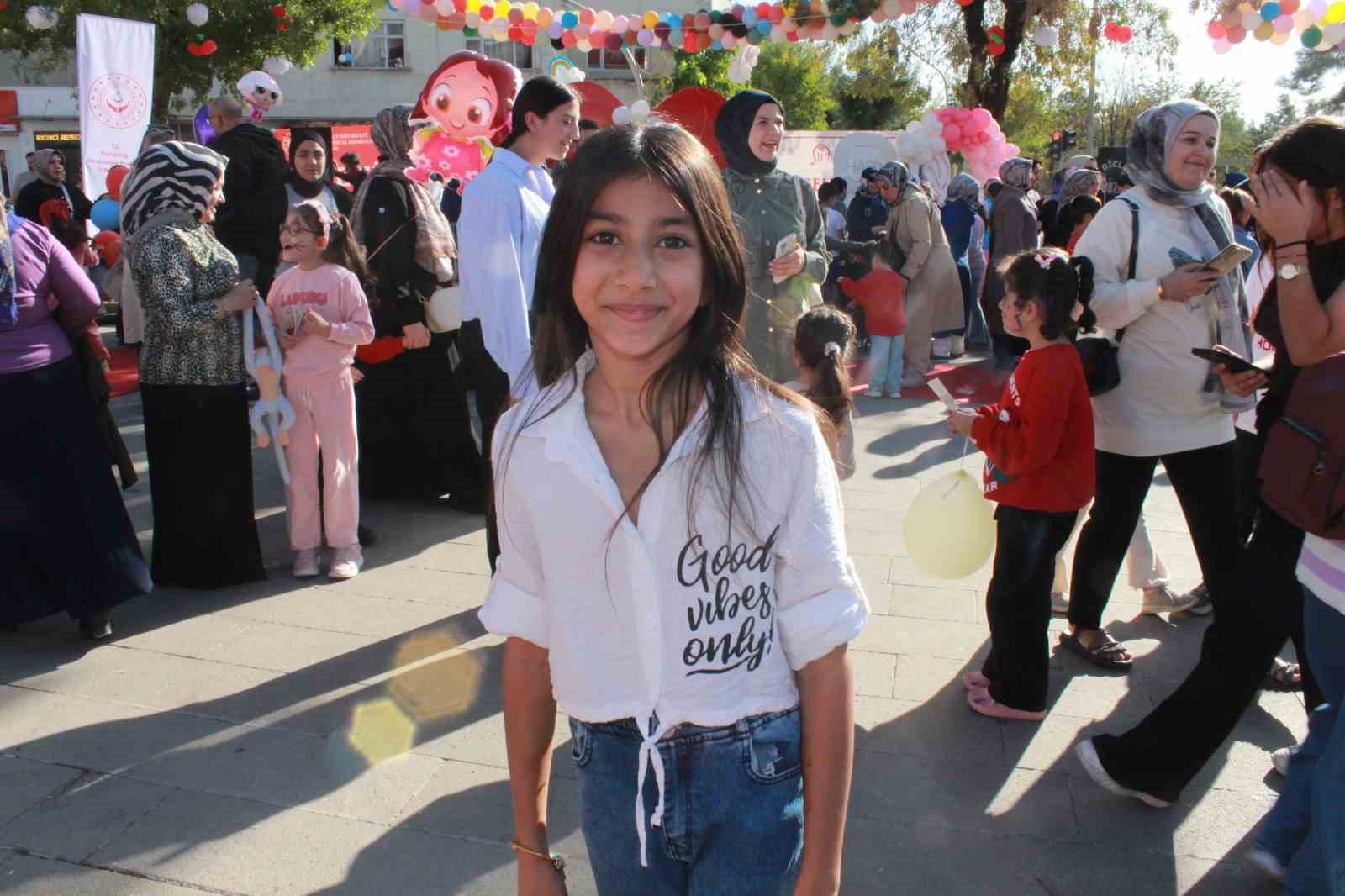 Siirt’te Aile Festivali’nde yüzlerce çocuk doyasıya eğlendi 7 siirtte aile festivalinde yuzlerce cocuk doyasiya eglendi 3 H44IdriP