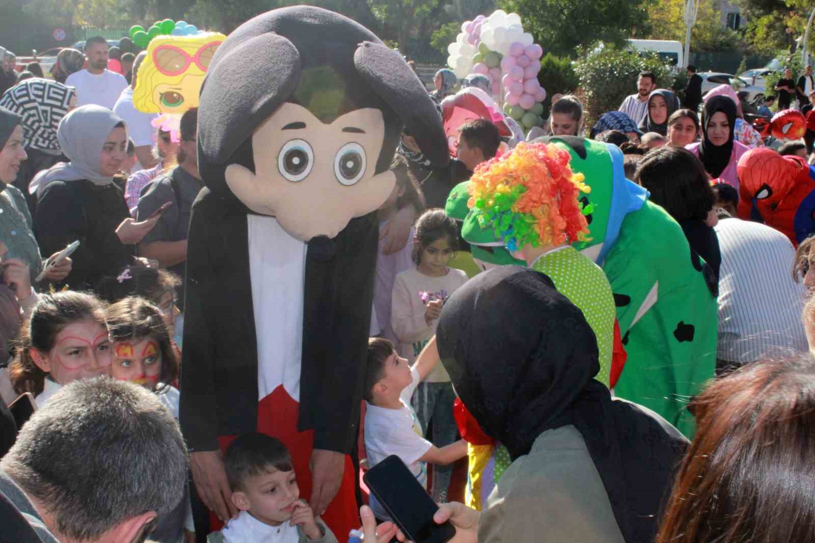 Siirt’te Aile Festivali’nde yüzlerce çocuk doyasıya eğlendi 8 siirtte aile festivalinde yuzlerce cocuk doyasiya eglendi 4 89upsG4X