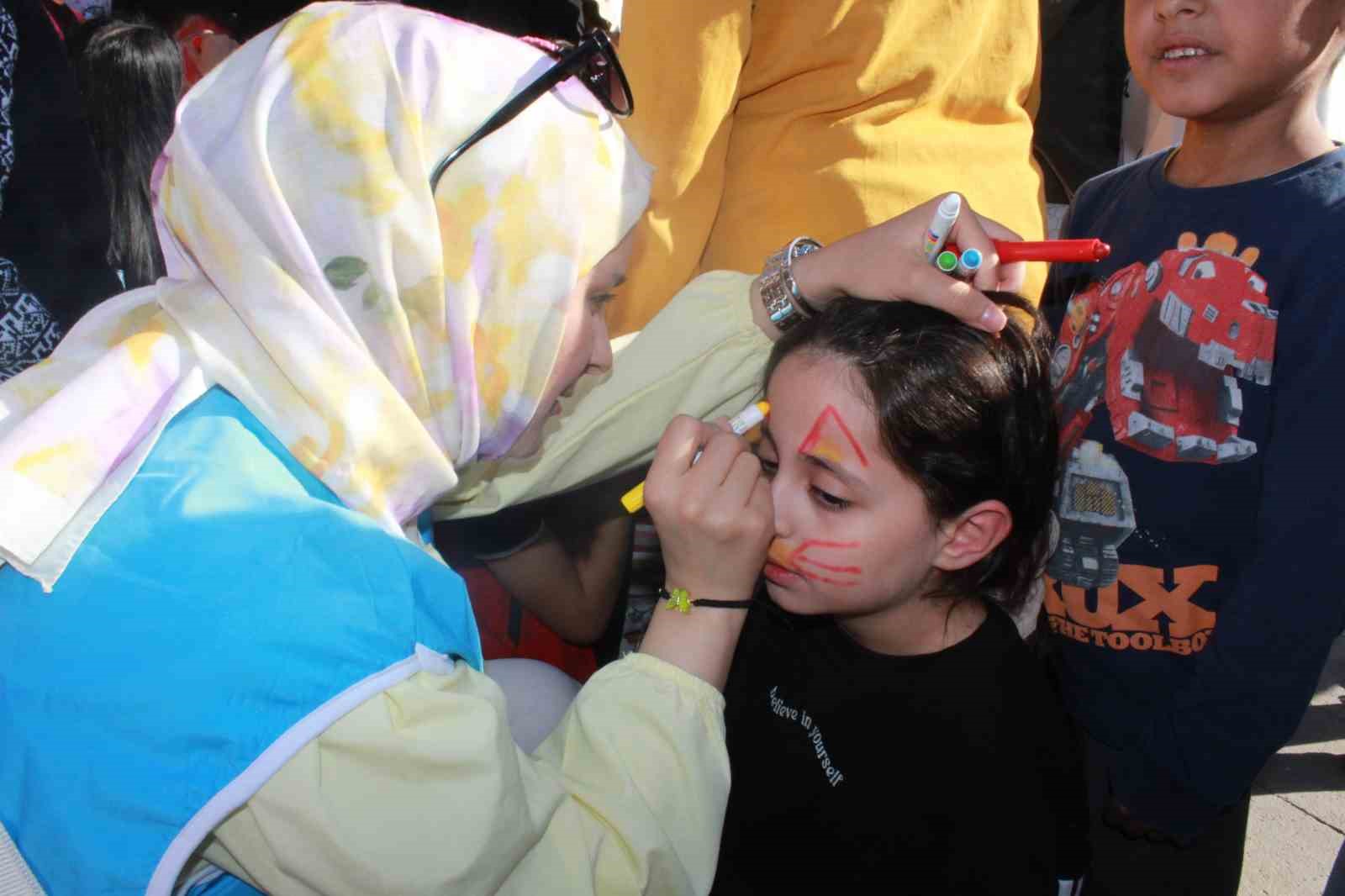 Siirt’te Aile Festivali’nde yüzlerce çocuk doyasıya eğlendi 9 siirtte aile festivalinde yuzlerce cocuk doyasiya eglendi 5 bZJu1iGW