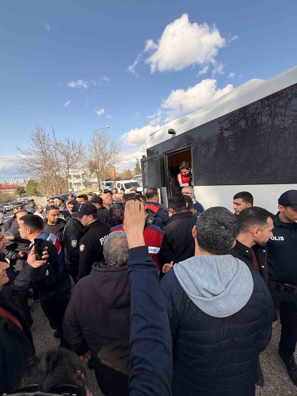 Siirt’te annesinin cenaze törenine katılan Fadıl Akgündüz ile ekipler arasında tartışma 4 siirtte annesinin cenaze torenine katilan fadil akgunduz ile ekipler arasinda tartisma 0 1bLBE3vr