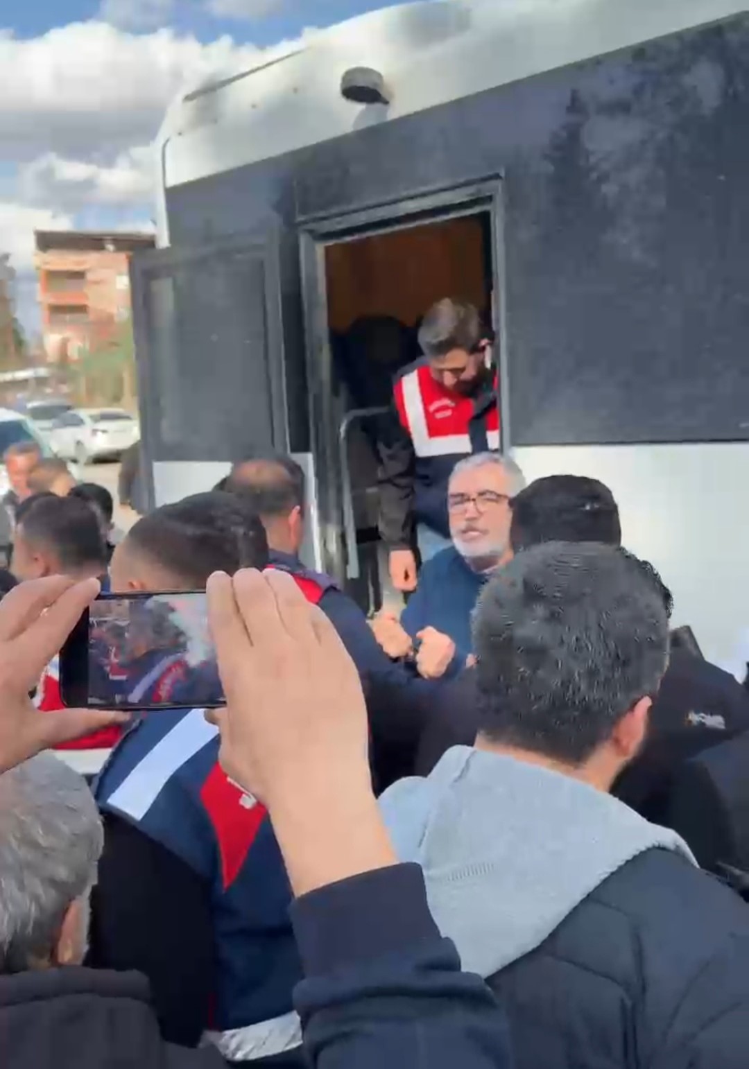 Siirt’te annesinin cenaze törenine katılan Fadıl Akgündüz ile ekipler arasında tartışma 5 siirtte annesinin cenaze torenine katilan fadil akgunduz ile ekipler arasinda tartisma 1 yLNKl2Ow