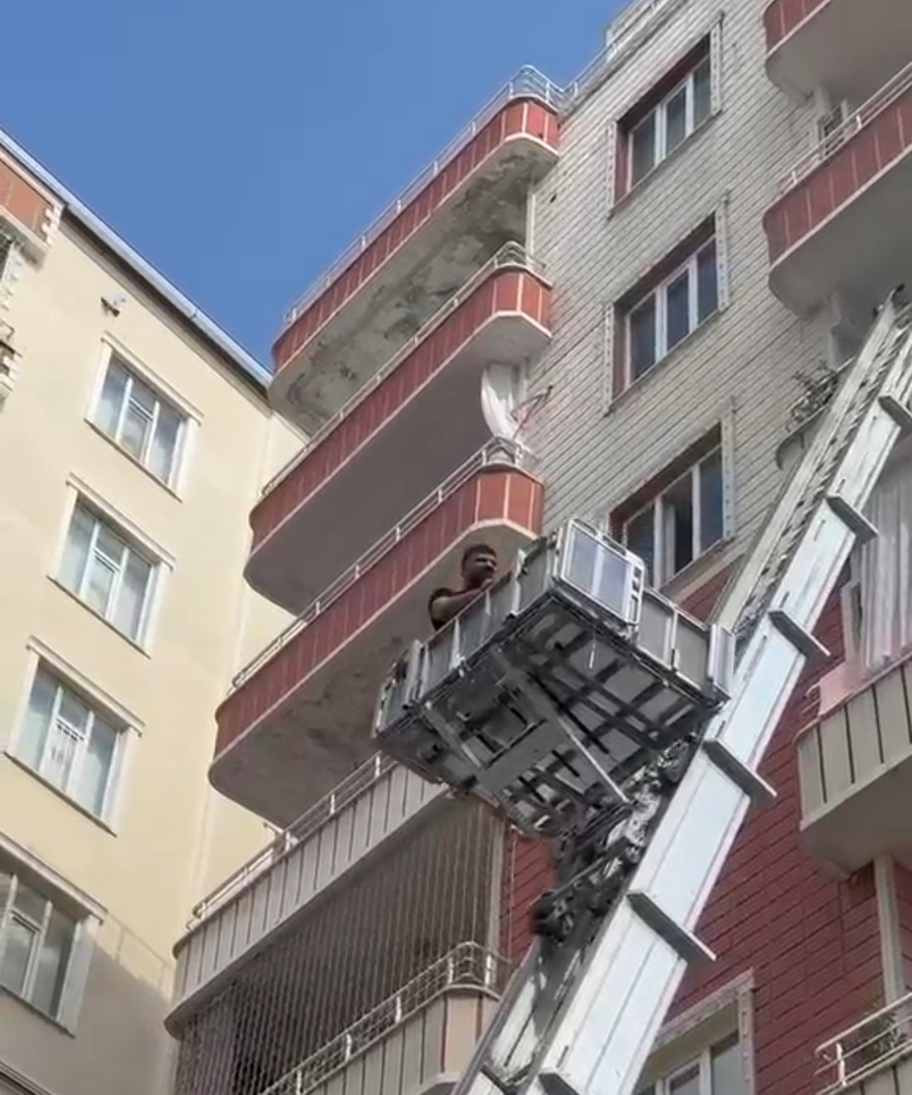 siirtte apartman dairesinde yangin 3 kisi dumandan etkilendi 3 X8WGVsCZ