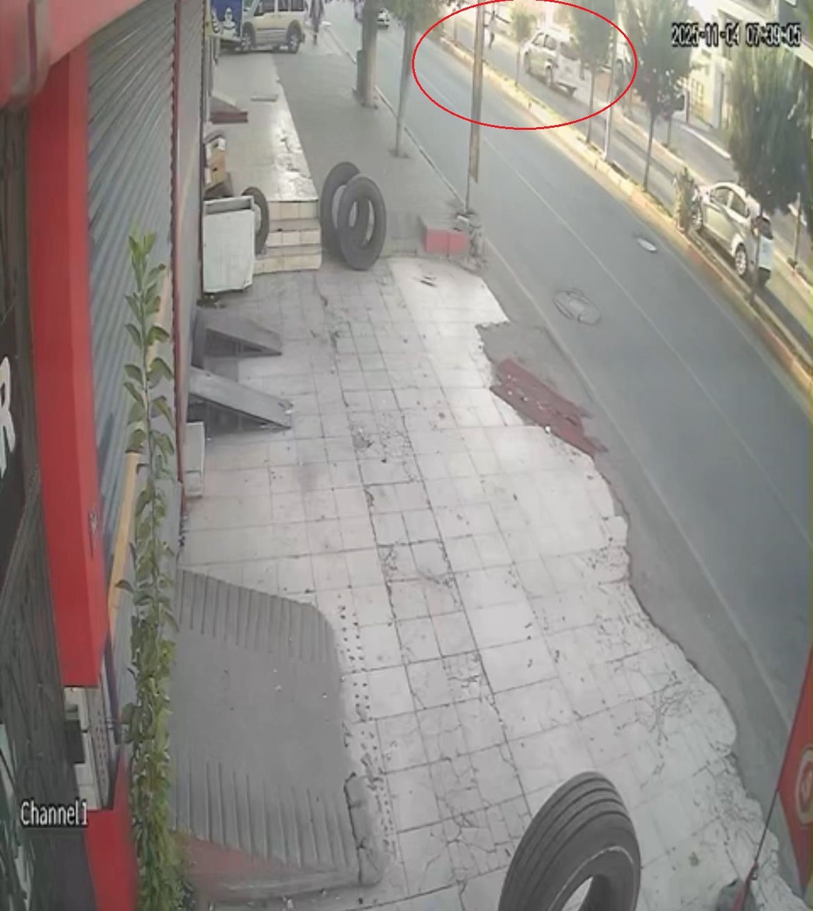 Siirt’te aracın yayaya çarptığı anlar güvenlik kamerasına yansıdı 5 siirtte aracin yayaya carptigi anlar guvenlik kamerasina yansidi 1 cLyNav2U
