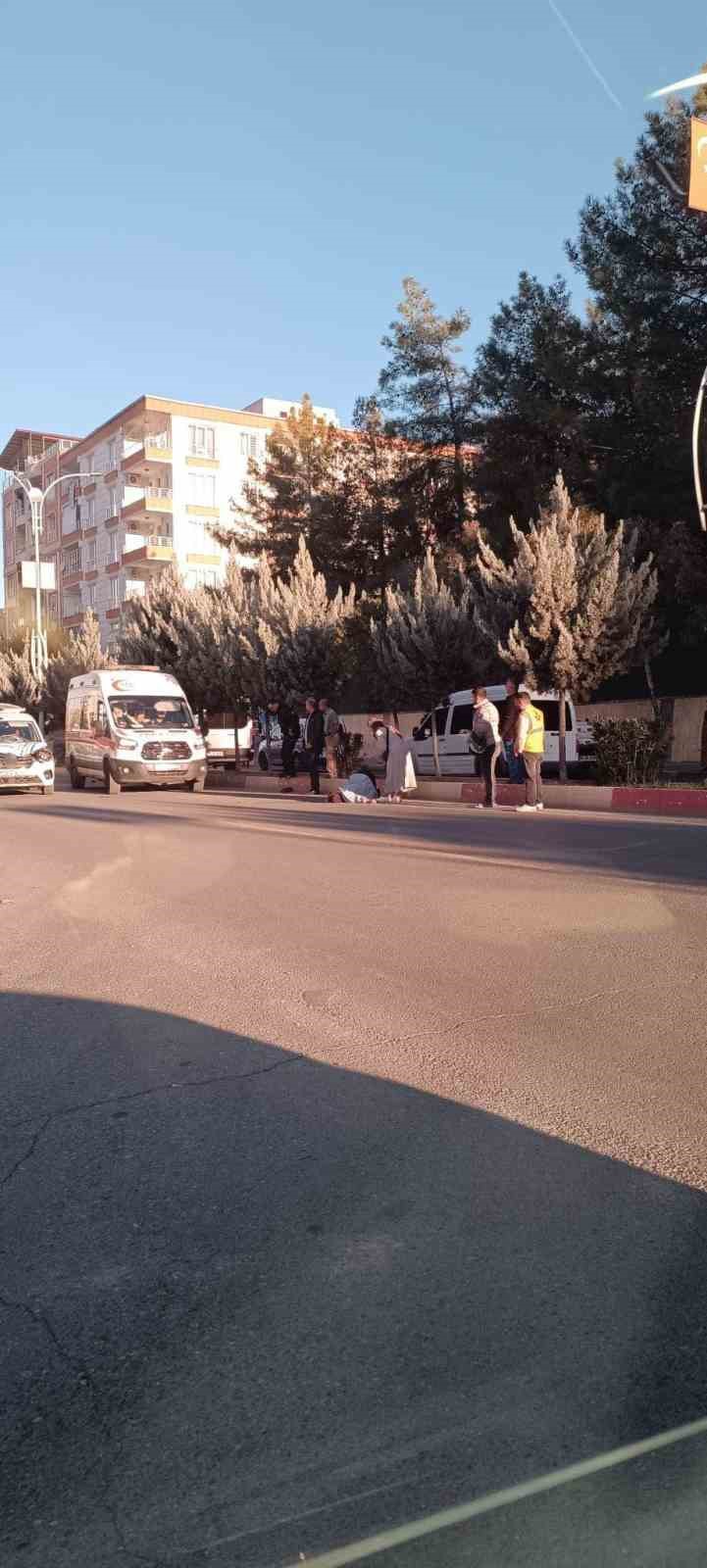 Siirt’te aracın yayaya çarptığı anlar güvenlik kamerasına yansıdı 6 siirtte aracin yayaya carptigi anlar guvenlik kamerasina yansidi 2 qbR3y8X6