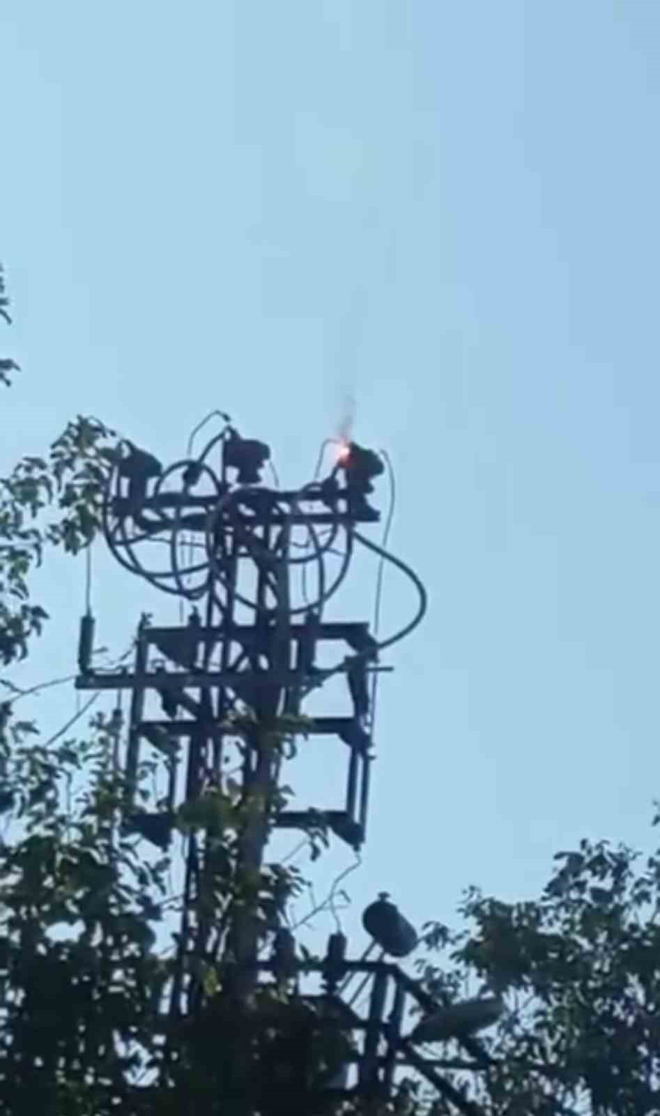 siirtte ariza nedeni ile elektrik direginde yangin cikti 1 au1ZDsZh