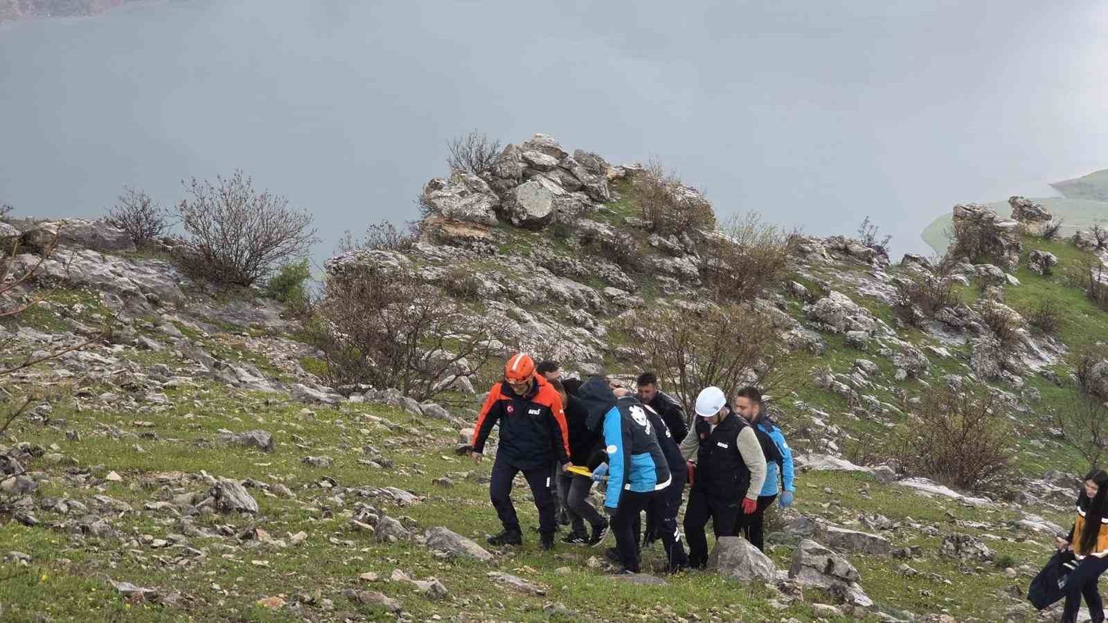 siirtte atiyla birlikte kayaliklara yuvarlanan genc agir yaralandi 0