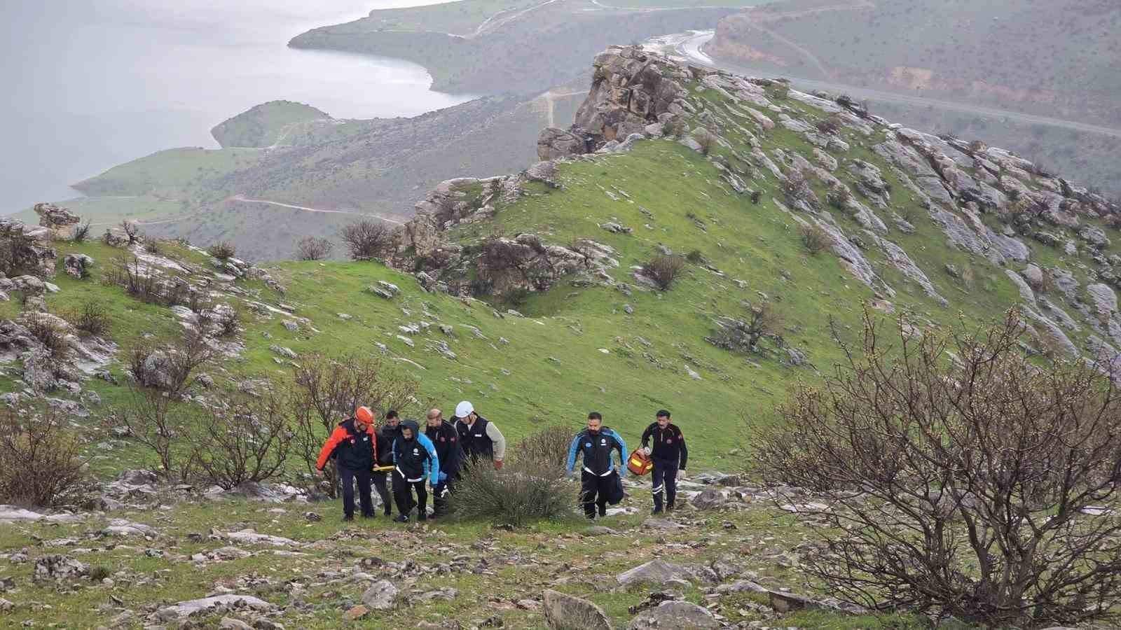 siirtte atiyla birlikte kayaliklara yuvarlanan genc agir yaralandi 1 3DjiAu9M
