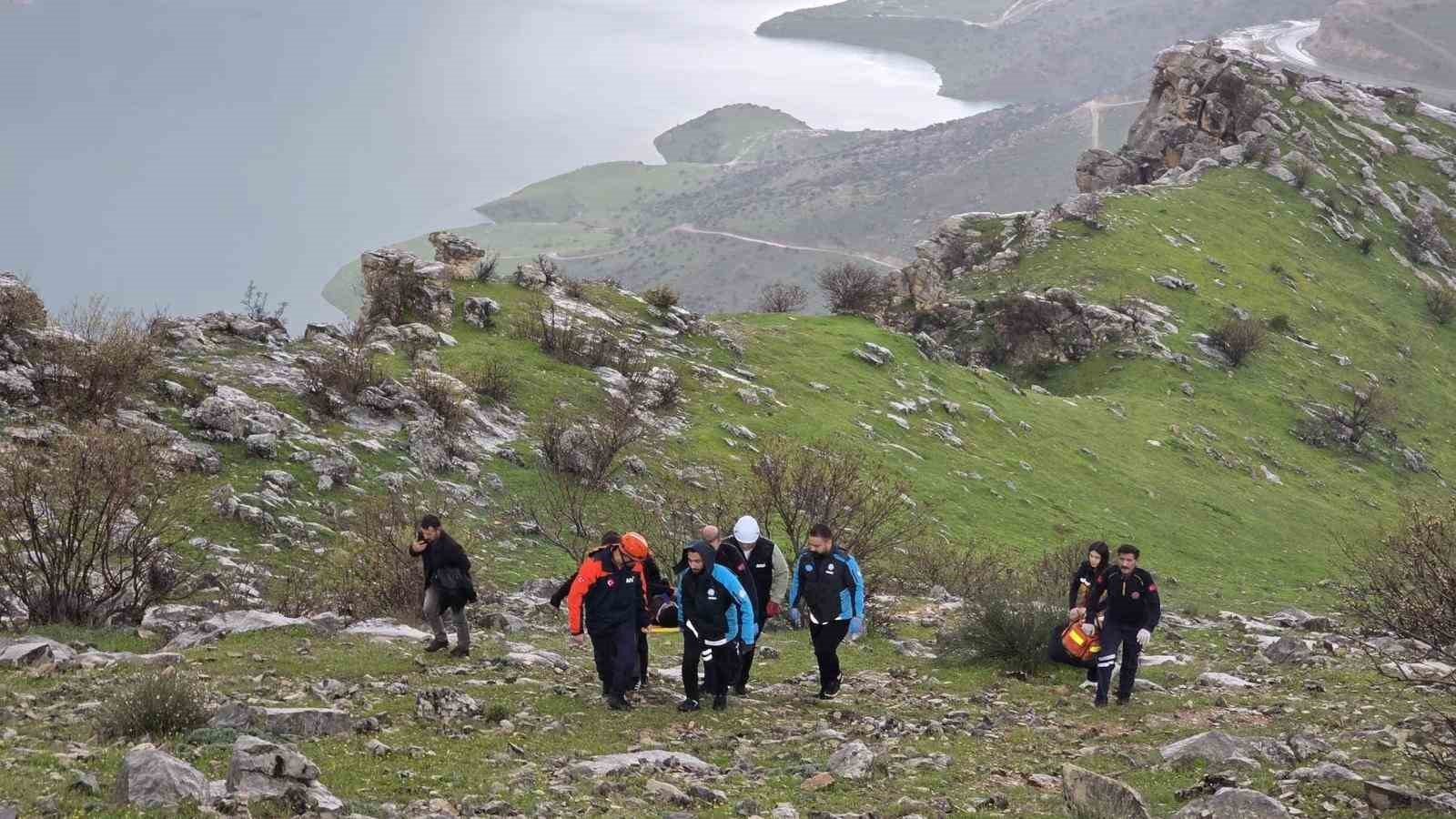 siirtte atiyla birlikte kayaliklara yuvarlanan genc agir yaralandi 2 FY47YswG