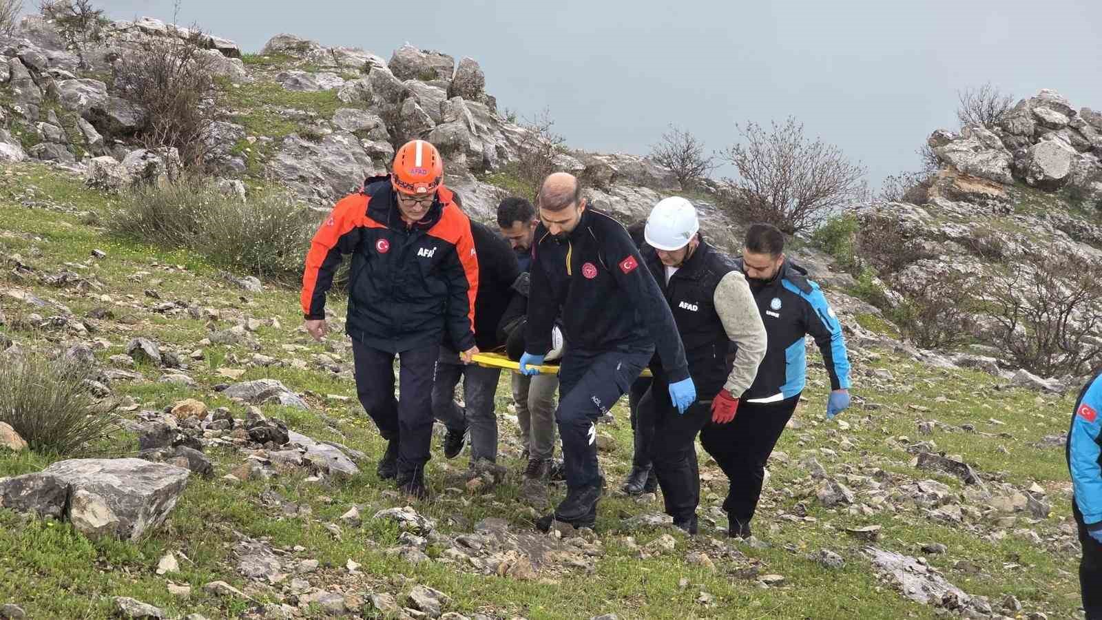 siirtte atiyla birlikte kayaliklara yuvarlanan genc agir yaralandi 3 umKRpsul