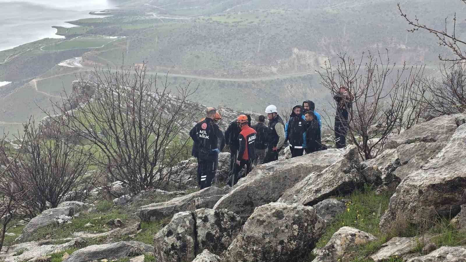 siirtte atiyla birlikte kayaliklara yuvarlanan genc agir yaralandi 4 qjyyUZKz