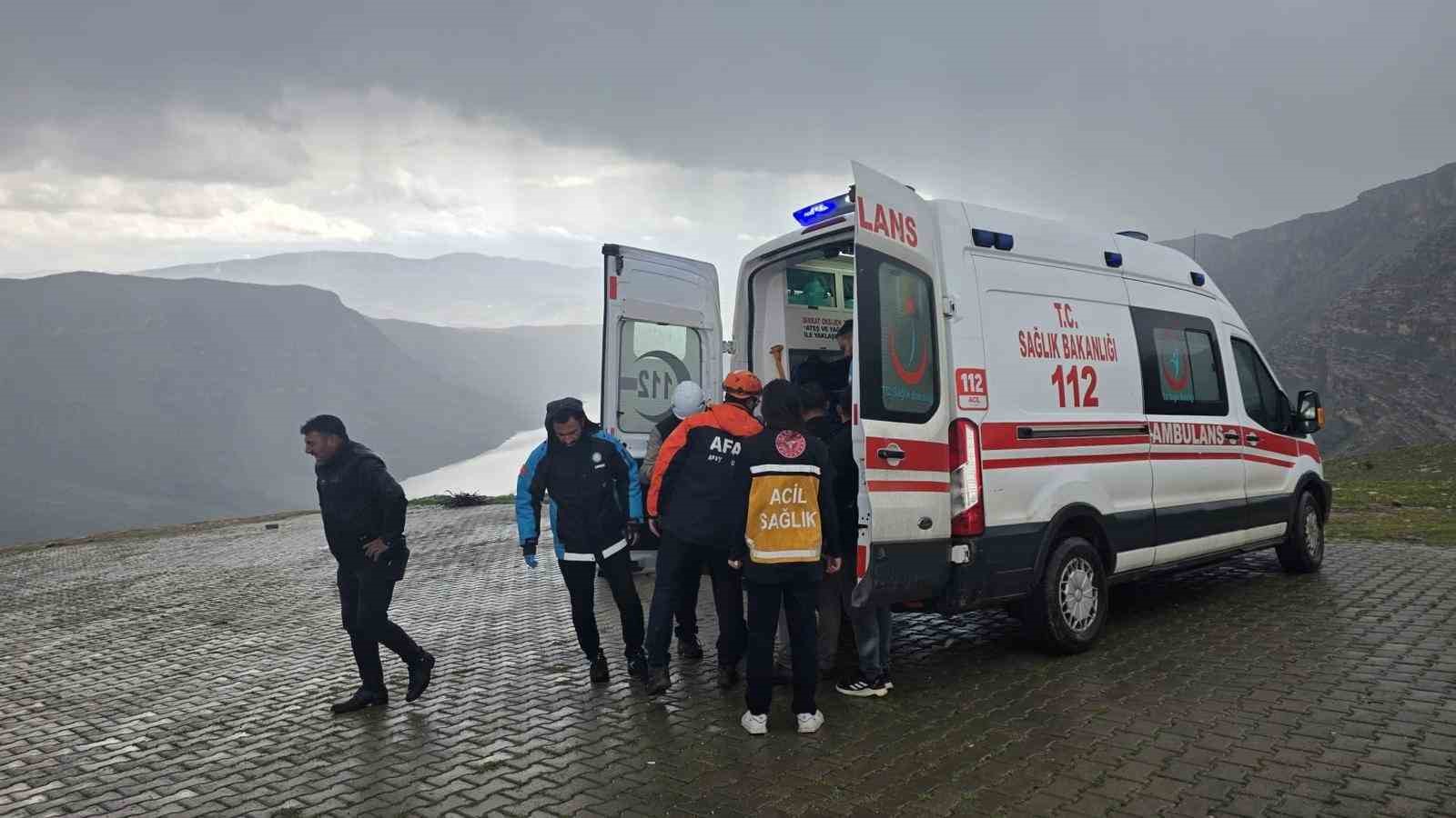 siirtte atiyla birlikte kayaliklara yuvarlanan genc agir yaralandi 5 Yp7yMii7