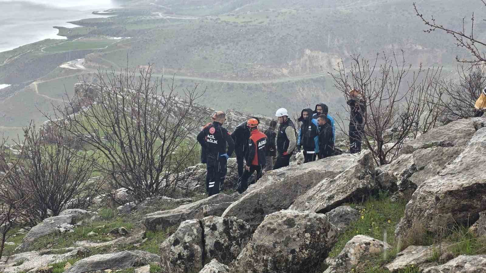 siirtte atiyla birlikte kayaliklara yuvarlanan genc agir yaralandi 6 QaSbOrKV
