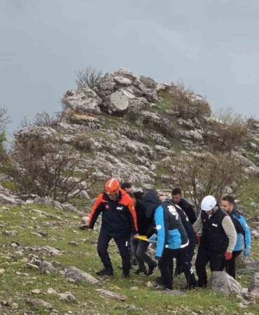 siirtte-atiyla-birlikte-kayaliklara-yuvarlanan-genc-agir-yaralandi-c3dC4eTa.jpg