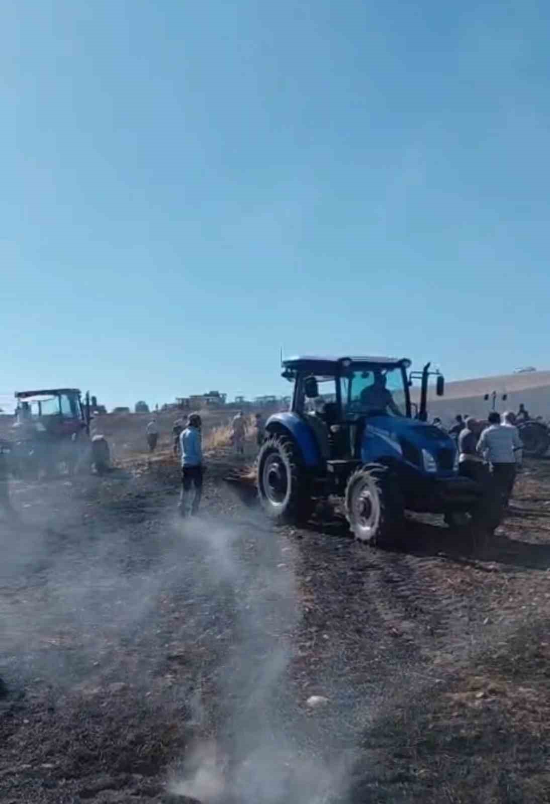 Siirt’te biçerdöverden çıkan yangında 50 dönümlük ekili alan yandı 5 siirtte bicerdoverden cikan yanginda 50 donumluk ekili alan yandi 1 GS19rPkm