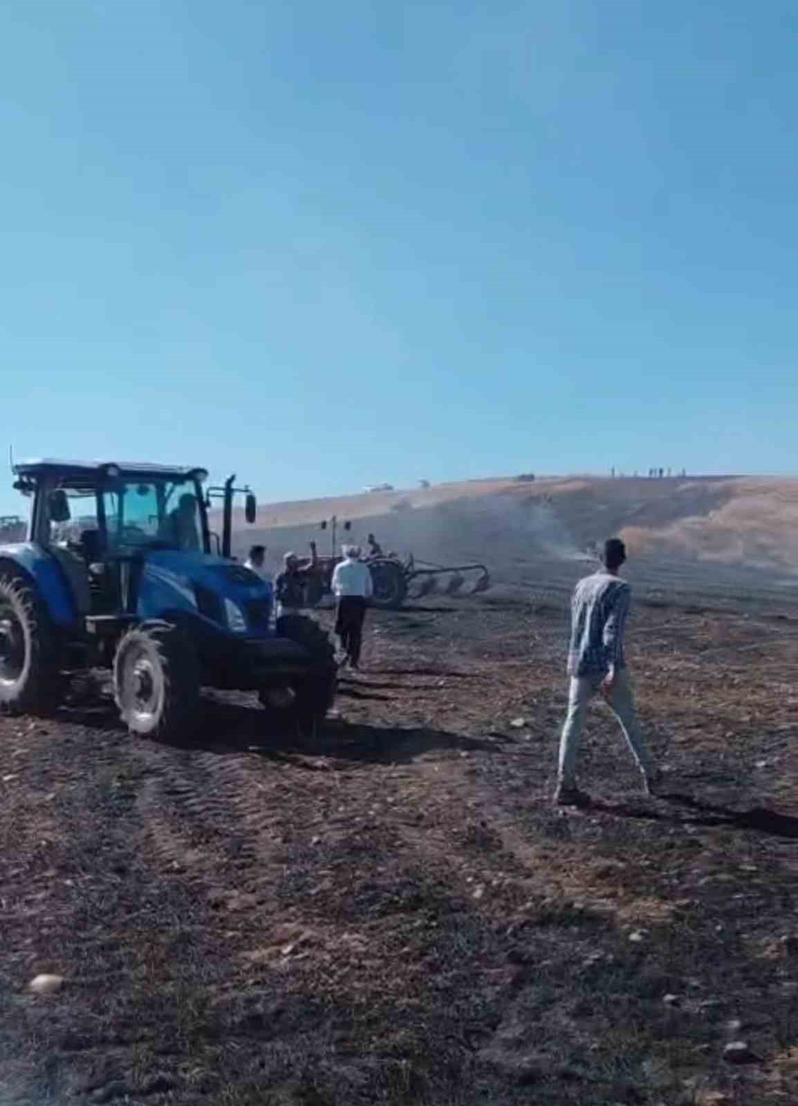 Siirt’te biçerdöverden çıkan yangında 50 dönümlük ekili alan yandı 6 siirtte bicerdoverden cikan yanginda 50 donumluk ekili alan yandi 2 zchpO6ZC