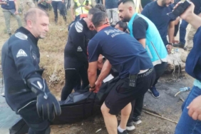 Siirt’te bahçede fenalaşan hasta, tekneyle ambulansa ulaştırıldı 2 thumbnail