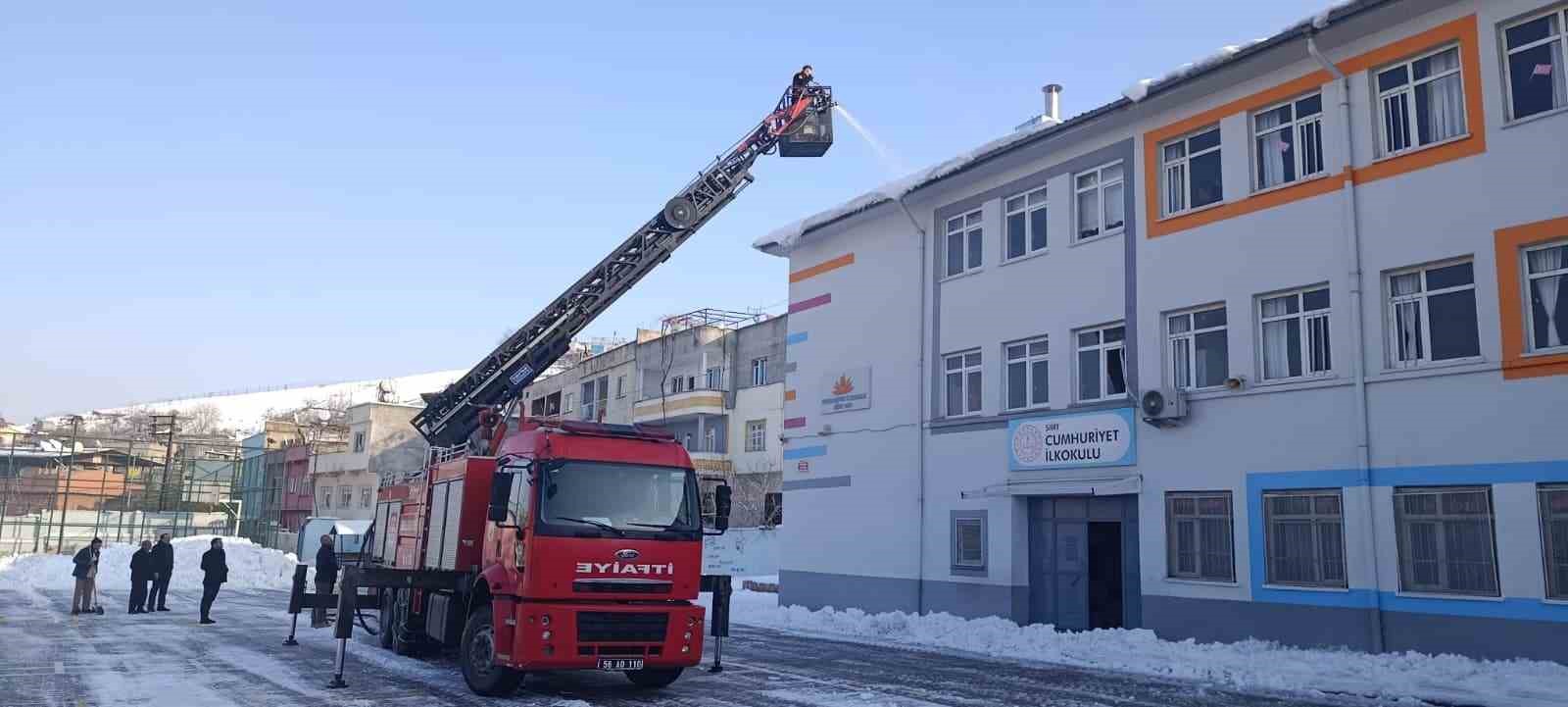 siirtte cadde sokak ve okullarin catisindaki kar kutlesi itfaiye tarafindan temizleniyor 0 Dl1zBfgK