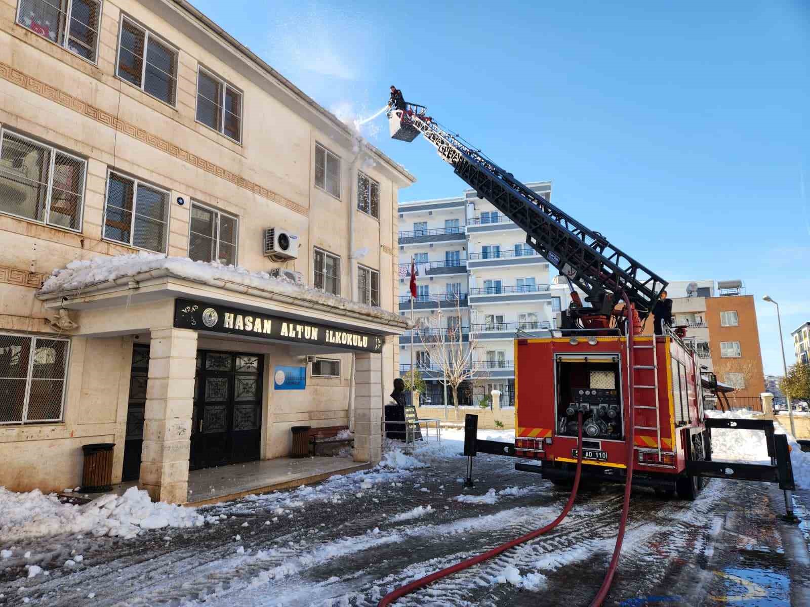 siirtte cadde sokak ve okullarin catisindaki kar kutlesi itfaiye tarafindan temizleniyor 1 YHnK6YeR