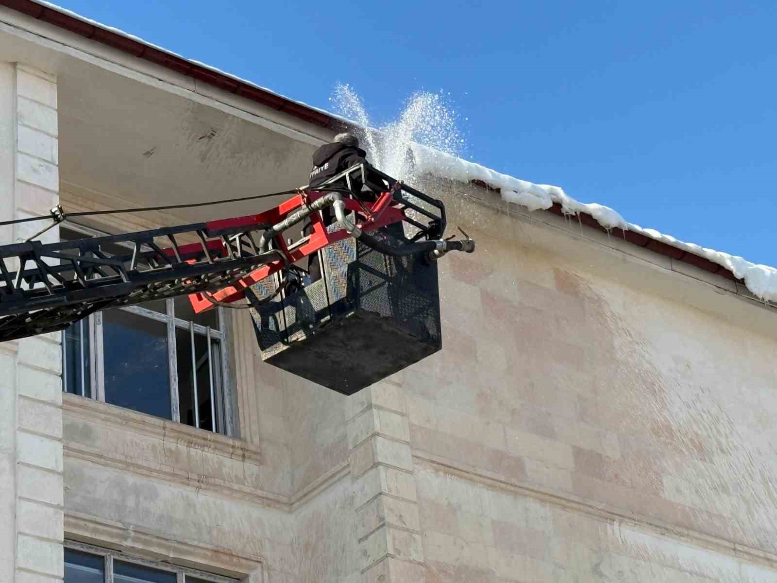 siirtte cadde sokak ve okullarin catisindaki kar kutlesi itfaiye tarafindan temizleniyor 2 76A7f4Hu