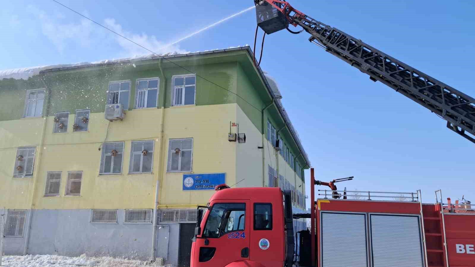 siirtte cadde sokak ve okullarin catisindaki kar kutlesi itfaiye tarafindan temizleniyor 3 tsWXPCFO