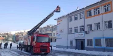 siirtte-cadde-sokak-ve-okullarin-catisindaki-kar-kutlesi-itfaiye-tarafindan-temizleniyor-ecwChlFR.jpg