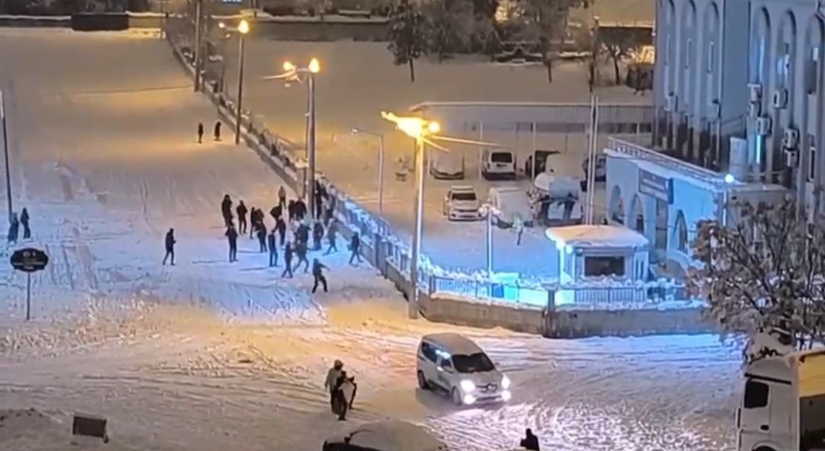 siirtte cocuklar kartoplarini karakola atti polisler karsilik verince renkli goruntuler olustu 0 z8UidY3a
