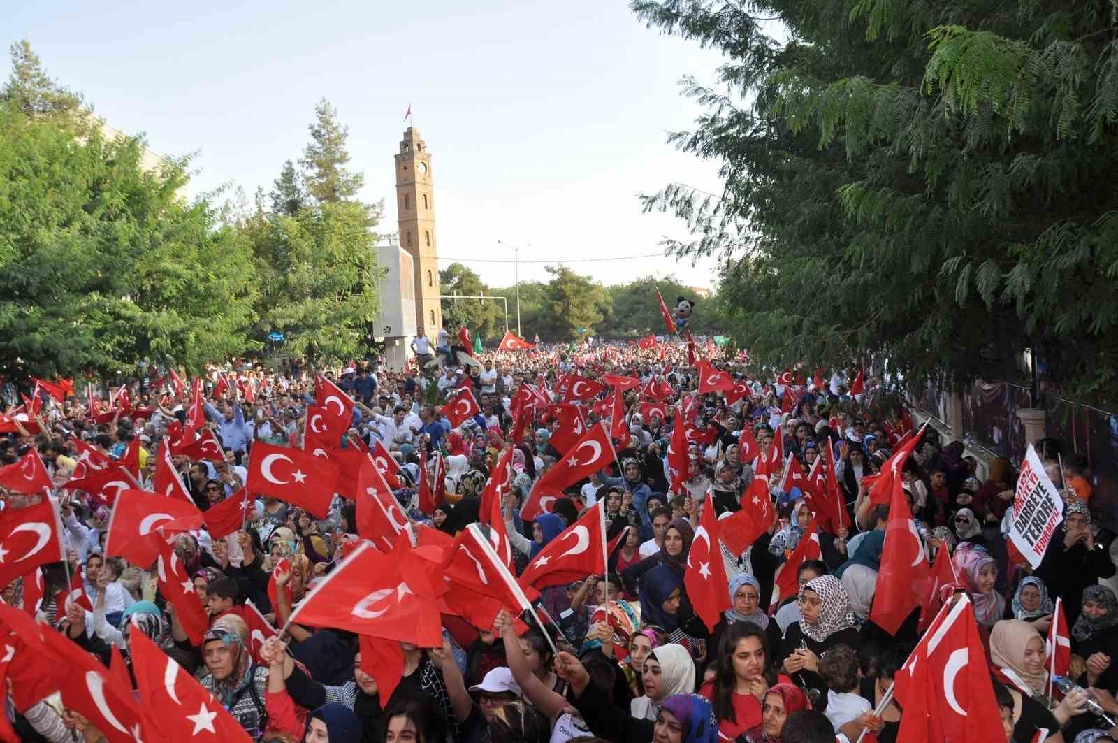 Siirt’te darbe gecesi belgeselle ele alındı 5 siirtte darbe gecesi belgeselle ele alindi 1 ID4Br6dM