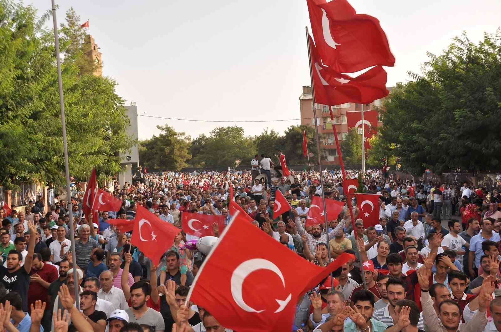 Siirt’te darbe gecesi belgeselle ele alındı 6 siirtte darbe gecesi belgeselle ele alindi 2 UhKJSqW7