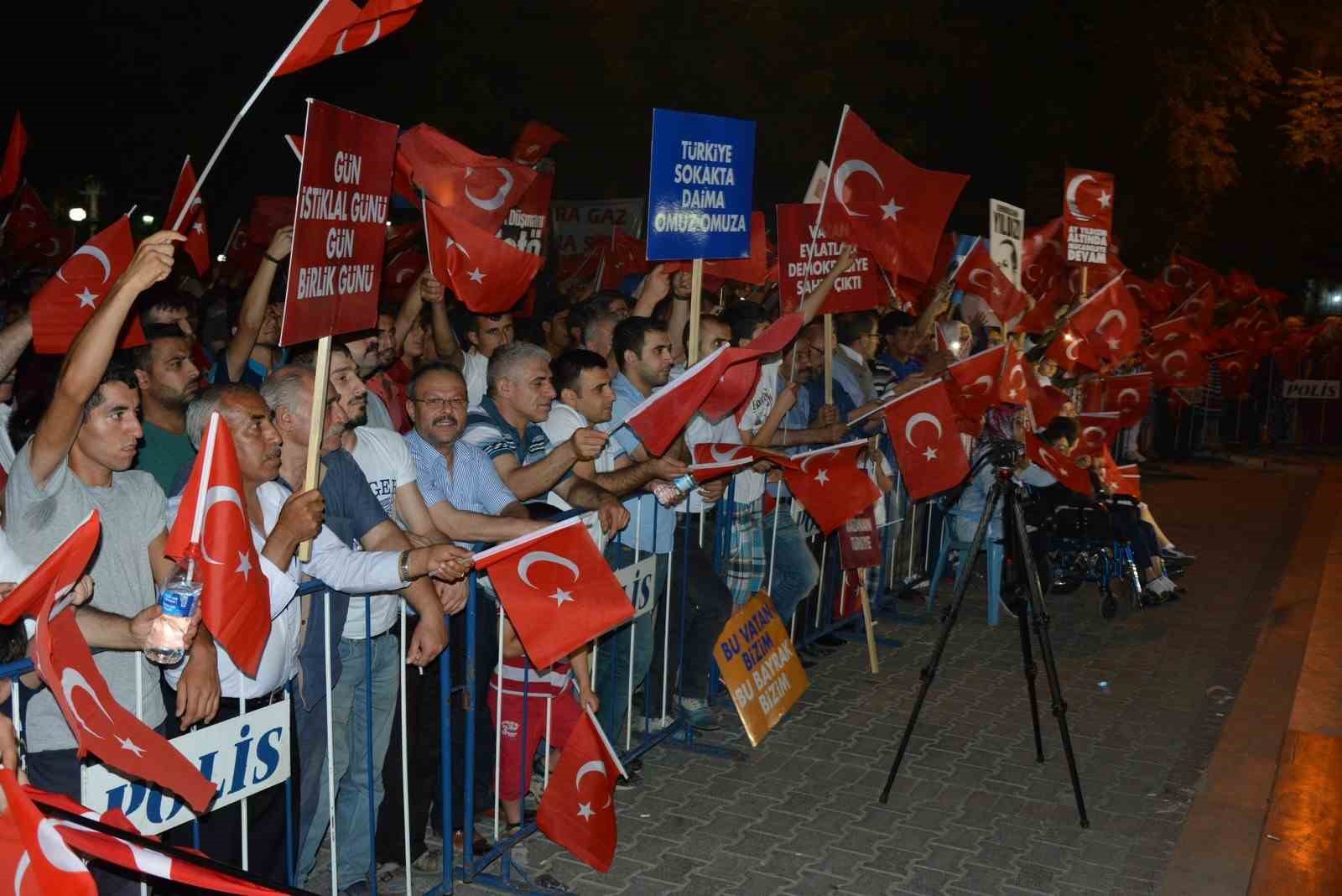 Siirt’te darbe gecesi belgeselle ele alındı 8 siirtte darbe gecesi belgeselle ele alindi 4 eXFaqzUF