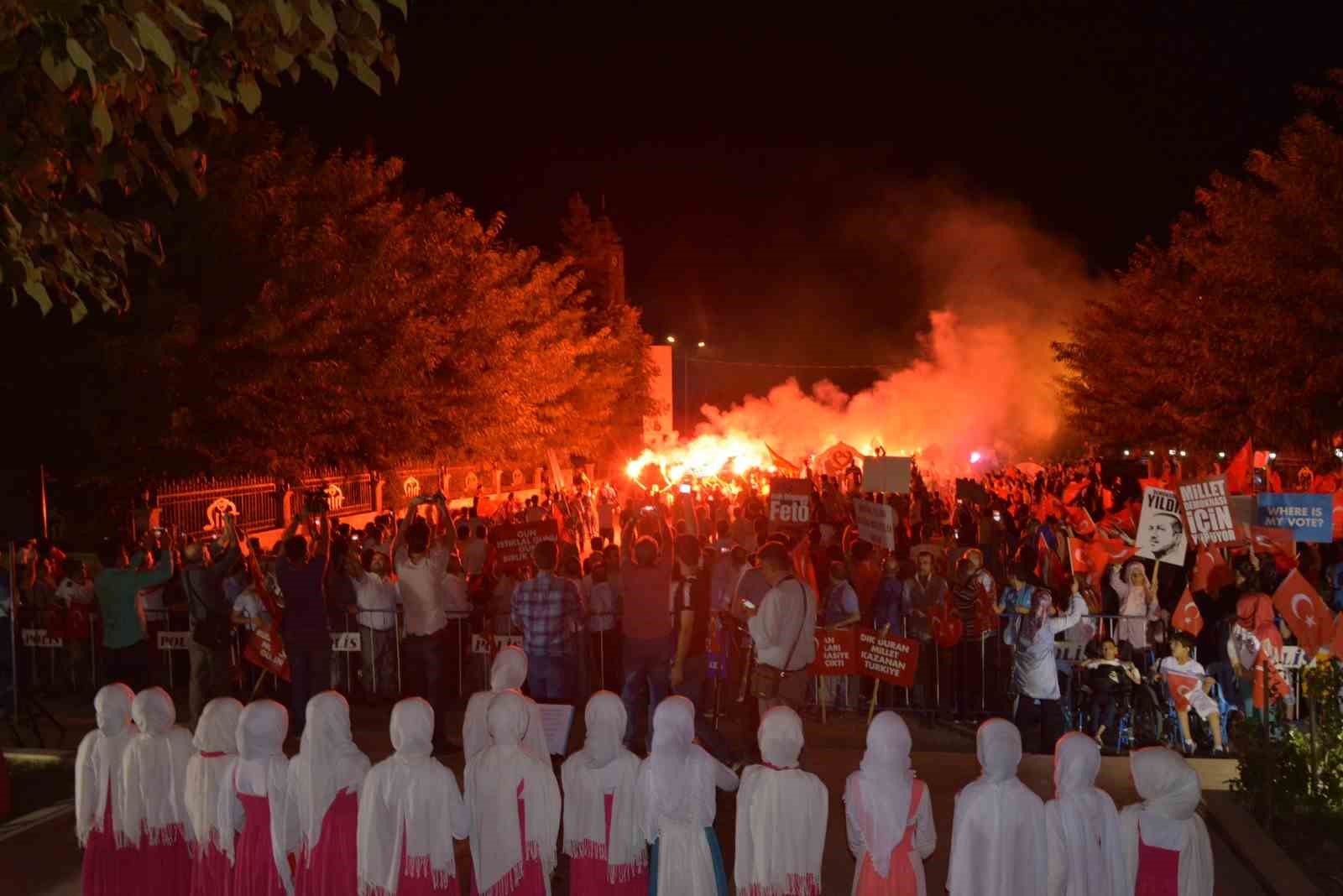 Siirt’te darbe gecesi belgeselle ele alındı 9 siirtte darbe gecesi belgeselle ele alindi 5 PEeGFfBB