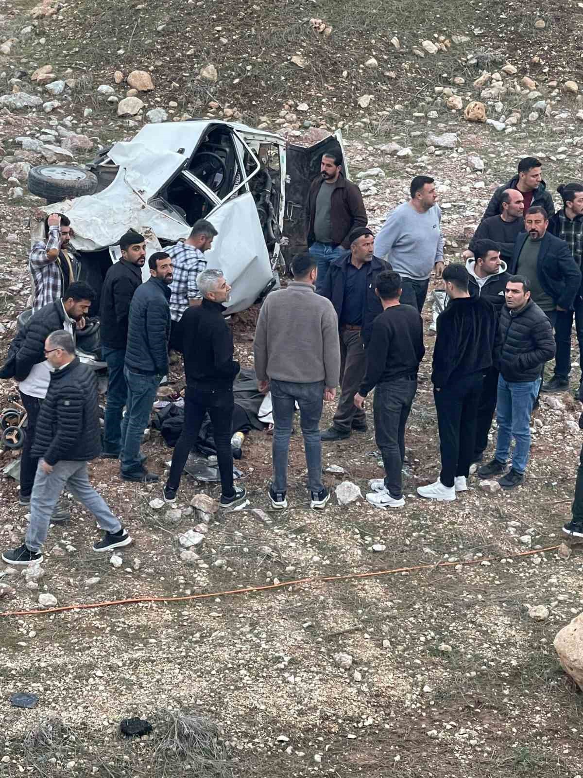 siirtte devrilen otomobil hurdaya dondu 3 agir yarali 1 FRNmjiah
