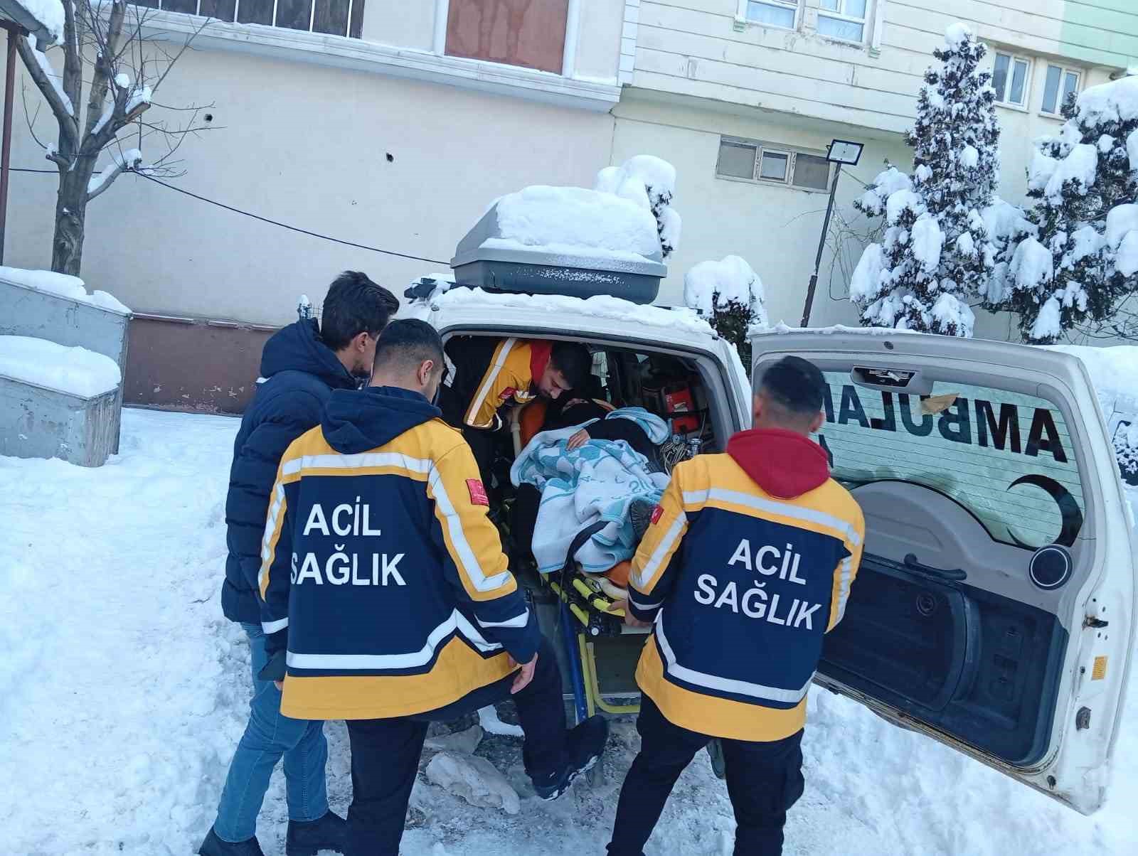 Siirt’te doğum sancısı tutan hasta, 5 saatlik çalışmayla hastaneye ulaştırıldı 4 siirtte dogum sancisi tutan hasta 5 saatlik calismayla hastaneye ulastirildi 0 l55lN3j6
