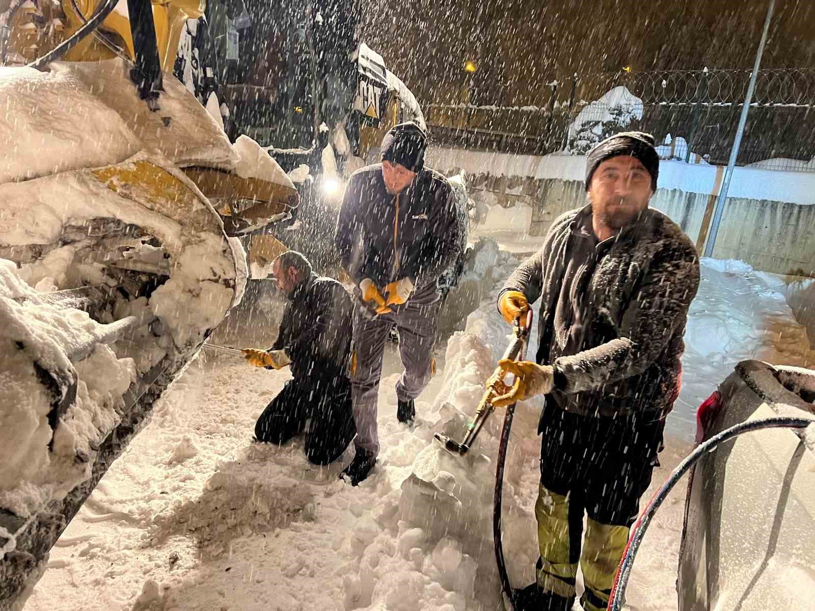 siirtte ekipler cenaze tasiyan otobus ve hastalari bir bir kurtardi 3 VVh2JaiU