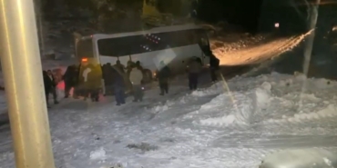 siirtte-ekipler-cenaze-tasiyan-otobus-ve-hastalari-bir-bir-kurtardi-6OJruWmQ.jpg