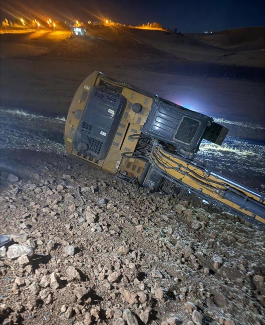 Siirt’te ekskavatör devrilmesi sonucu operatör ağır yaralandı 5 siirtte ekskavator devrilmesi sonucu operator agir yaralandi 1 1jXFUWPr