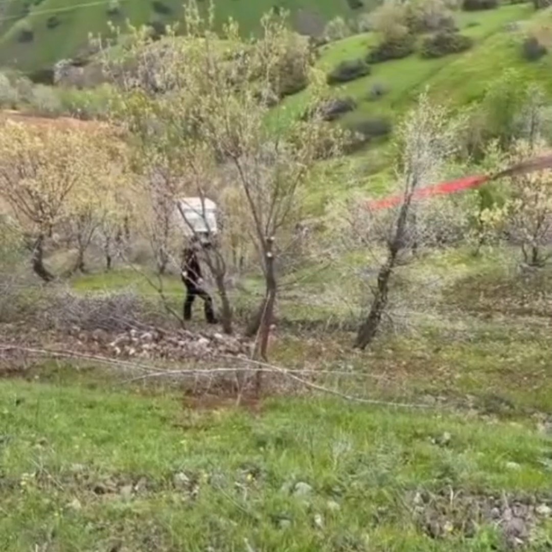 Siirt’te el freni çekilmeyen kamyonet uçuruma yuvarlandı 4 siirtte el freni cekilmeyen kamyonet ucuruma yuvarlandi 0 GHpjs1MW